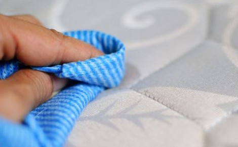 Возвращаем свежесть матрасу с помощью соды: простые шаги