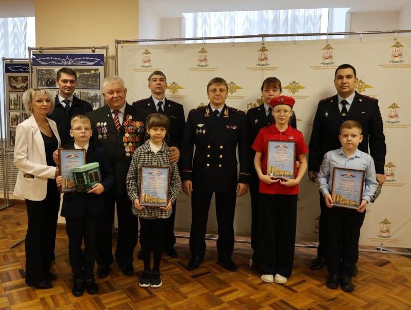 В МВД по Республике Мордовия в преддверии профессионального праздника наградили победителей ведомственных конкурсов среди сотрудников полиции и их детей В МВД по Республике Мордовия в преддверии профессионального праздника наградили победителей ведомственных конкурсов среди сотрудников полиции и их детей