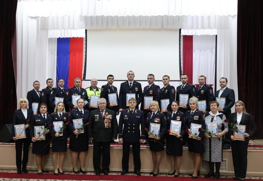 В МВД по Республике Мордовия в преддверии профессионального праздника наградили победителей ведомственных конкурсов среди сотрудников полиции и их детей В МВД по Республике Мордовия в преддверии профессионального праздника наградили победителей ведомственных конкурсов среди сотрудников полиции и их детей