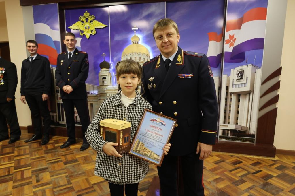 В МВД по Республике Мордовия в преддверии профессионального праздника наградили победителей ведомственных конкурсов среди сотрудников полиции и их детей В МВД по Республике Мордовия в преддверии профессионального праздника наградили победителей ведомственных конкурсов среди сотрудников полиции и их детей