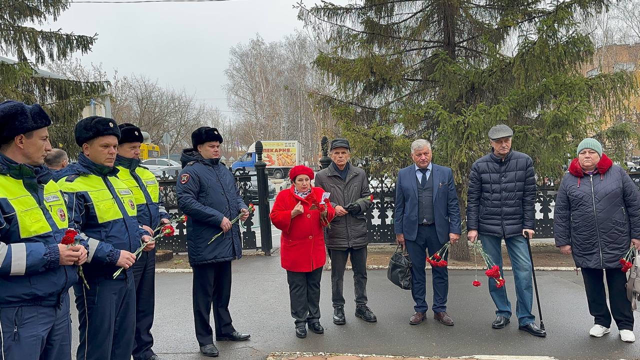 8 ноября в России отмечается День памяти погибших при выполнении служебных обязанностей сотрудников органов внутренних дел Российской Федерации 8 ноября в России отмечается День памяти погибших при выполнении служебных обязанностей сотрудников органов внутренних дел Российской Федерации
