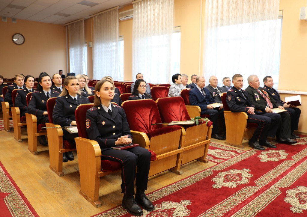 В Мордовии Министр внутренних дел встретился с молодыми сотрудниками и ветеранами ведомства В Мордовии Министр внутренних дел встретился с молодыми сотрудниками и ветеранами ведомства