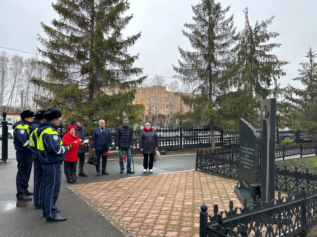 8 ноября в России отмечается День памяти погибших при выполнении служебных обязанностей сотрудников органов внутренних дел Российской Федерации 8 ноября в России отмечается День памяти погибших при выполнении служебных обязанностей сотрудников органов внутренних дел Российской Федерации