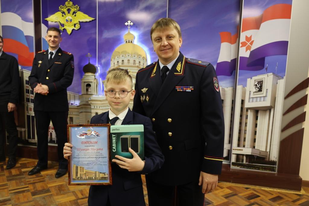 В МВД по Республике Мордовия в преддверии профессионального праздника наградили победителей ведомственных конкурсов среди сотрудников полиции и их детей В МВД по Республике Мордовия в преддверии профессионального праздника наградили победителей ведомственных конкурсов среди сотрудников полиции и их детей