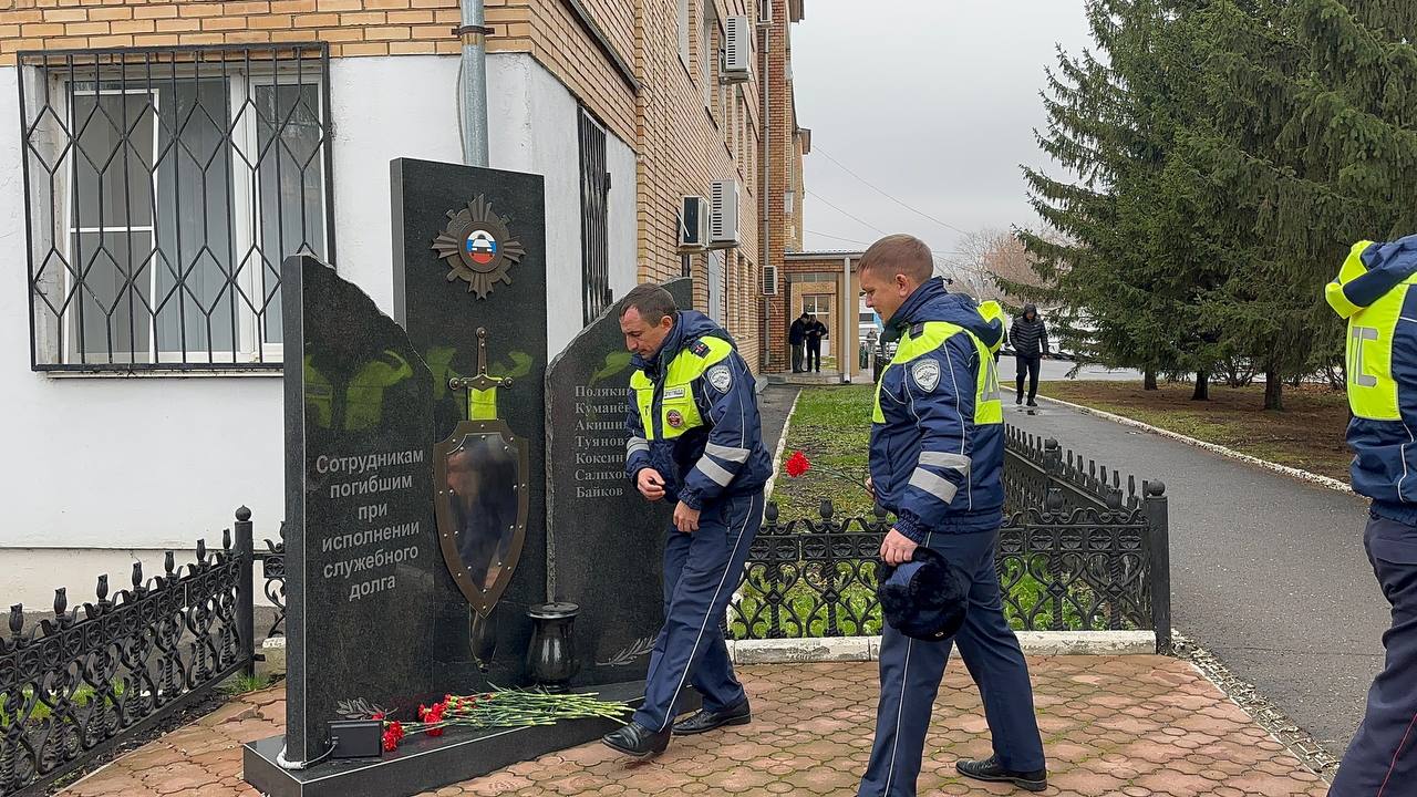 8 ноября в России отмечается День памяти погибших при выполнении служебных обязанностей сотрудников органов внутренних дел Российской Федерации 8 ноября в России отмечается День памяти погибших при выполнении служебных обязанностей сотрудников органов внутренних дел Российской Федерации
