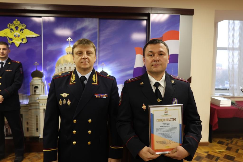 В МВД по Республике Мордовия в преддверии профессионального праздника наградили победителей ведомственных конкурсов среди сотрудников полиции и их детей В МВД по Республике Мордовия в преддверии профессионального праздника наградили победителей ведомственных конкурсов среди сотрудников полиции и их детей