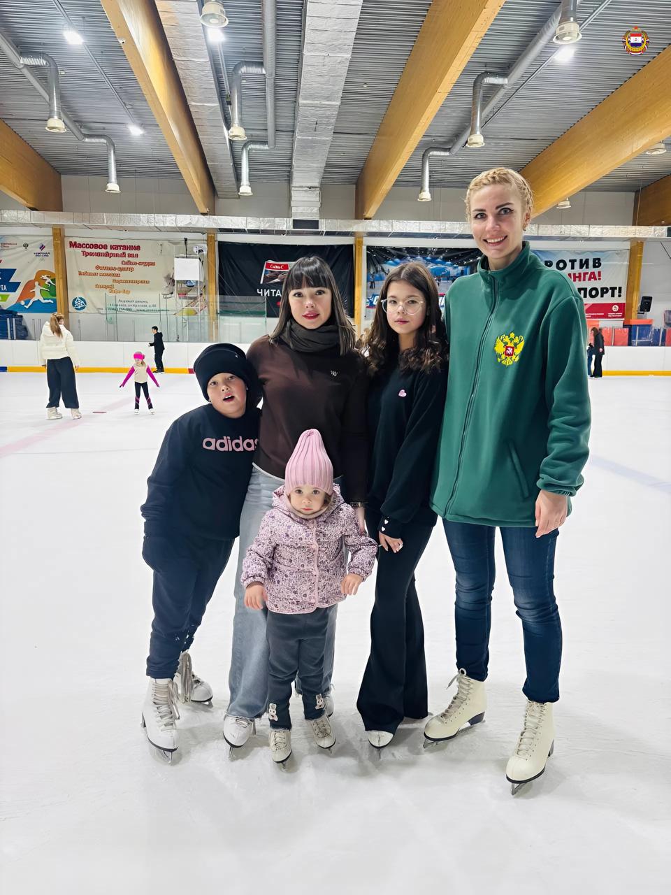 С семьёй – на лёд!. Комитет семей воинов Отечества Республики Мордовия в рамках проекта «Возрождение и Надежда» организовал для семей участников СВО спортивную встречу в Ледовом дворце С семьёй – на лёд!. Комитет семей воинов Отечества Республики Мордовия в рамках проекта «Возрождение и Надежда» организовал для семей участников СВО спортивную встречу в Ледовом дворце