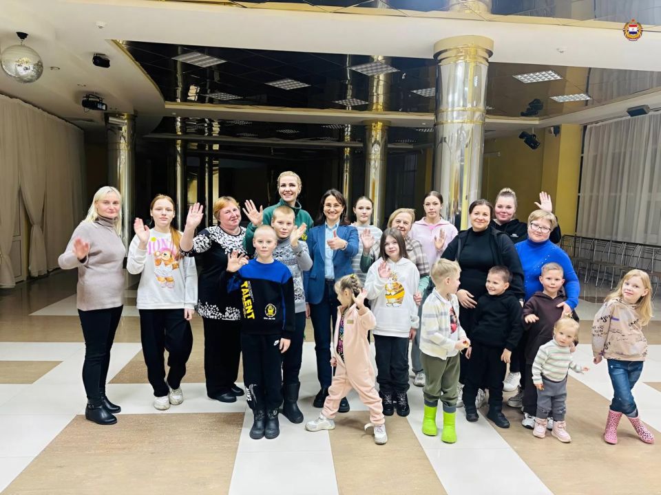 С семьёй – на лёд!. Комитет семей воинов Отечества Республики Мордовия в рамках проекта «Возрождение и Надежда» организовал для семей участников СВО спортивную встречу в Ледовом дворце