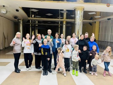 С семьёй – на лёд!. Комитет семей воинов Отечества Республики Мордовия в рамках проекта «Возрождение и Надежда» организовал для семей участников СВО спортивную встречу в Ледовом дворце