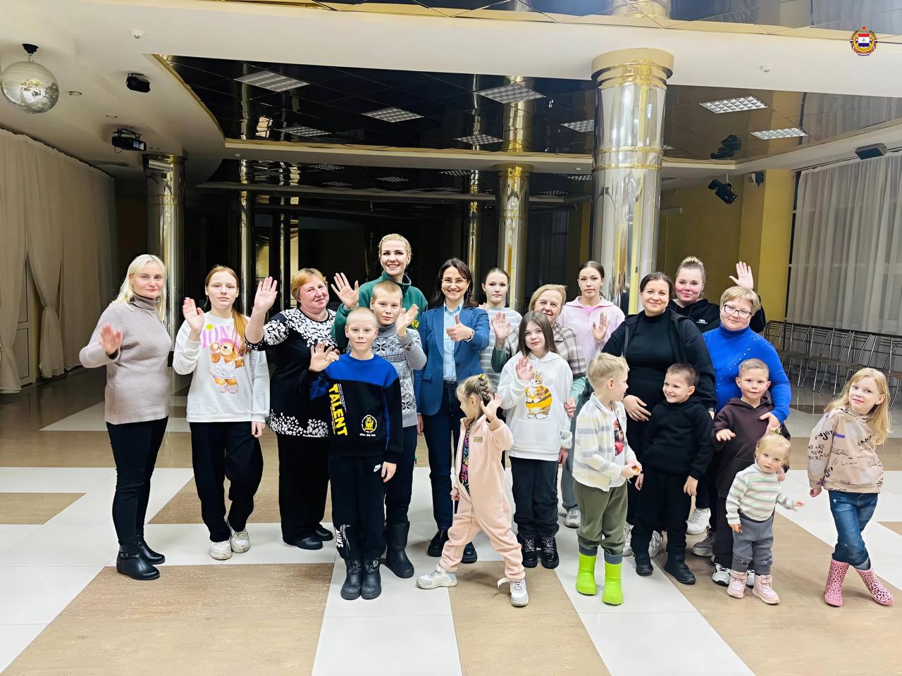 С семьёй – на лёд!. Комитет семей воинов Отечества Республики Мордовия в рамках проекта «Возрождение и Надежда» организовал для семей участников СВО спортивную встречу в Ледовом дворце