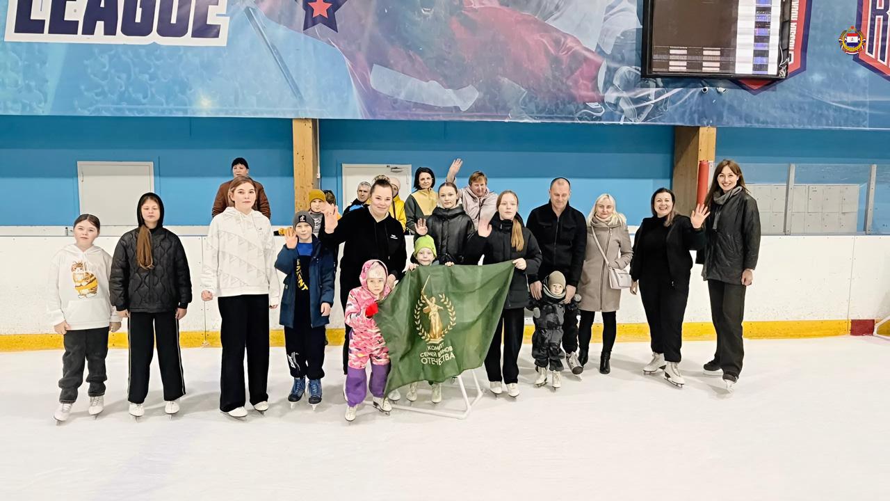 С семьёй – на лёд!. Комитет семей воинов Отечества Республики Мордовия в рамках проекта «Возрождение и Надежда» организовал для семей участников СВО спортивную встречу в Ледовом дворце С семьёй – на лёд!. Комитет семей воинов Отечества Республики Мордовия в рамках проекта «Возрождение и Надежда» организовал для семей участников СВО спортивную встречу в Ледовом дворце