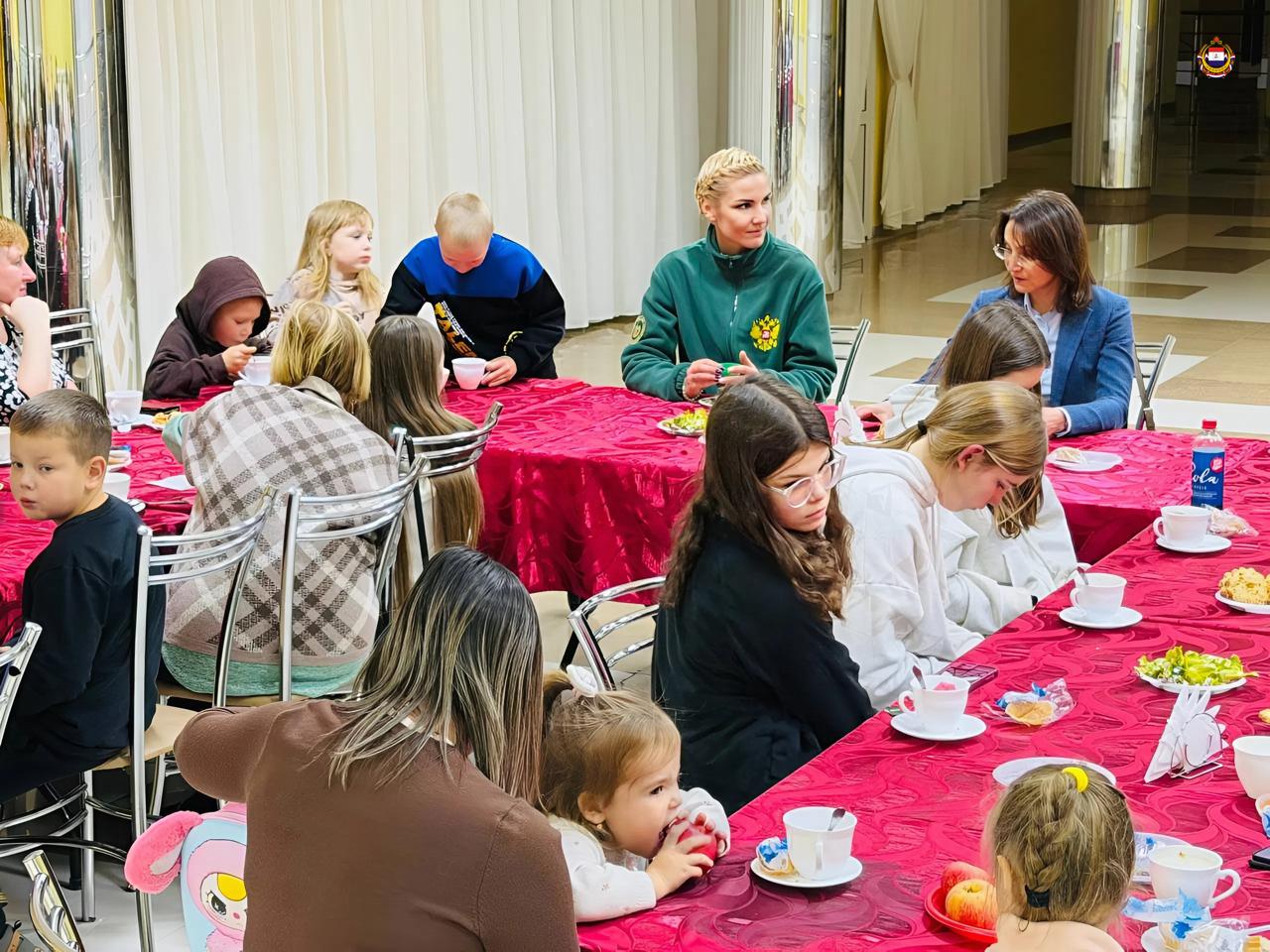 С семьёй – на лёд!. Комитет семей воинов Отечества Республики Мордовия в рамках проекта «Возрождение и Надежда» организовал для семей участников СВО спортивную встречу в Ледовом дворце С семьёй – на лёд!. Комитет семей воинов Отечества Республики Мордовия в рамках проекта «Возрождение и Надежда» организовал для семей участников СВО спортивную встречу в Ледовом дворце