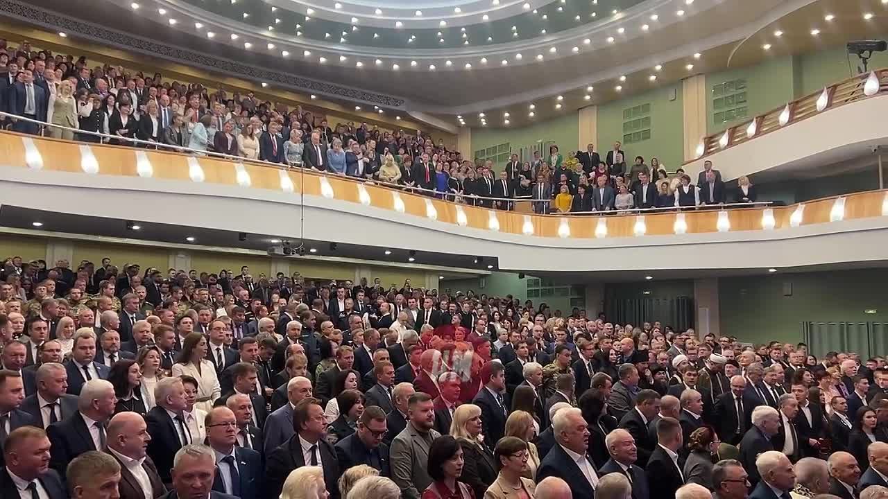 Трогательный и волнительный момент в самом начале Послания Главы РМ - гимн Мордовии