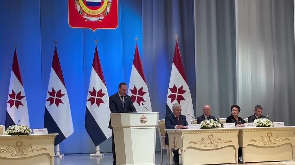 Можно сказать уже традиционно и привычно Артём Здунова обращается к собравшимся на мордовском языке