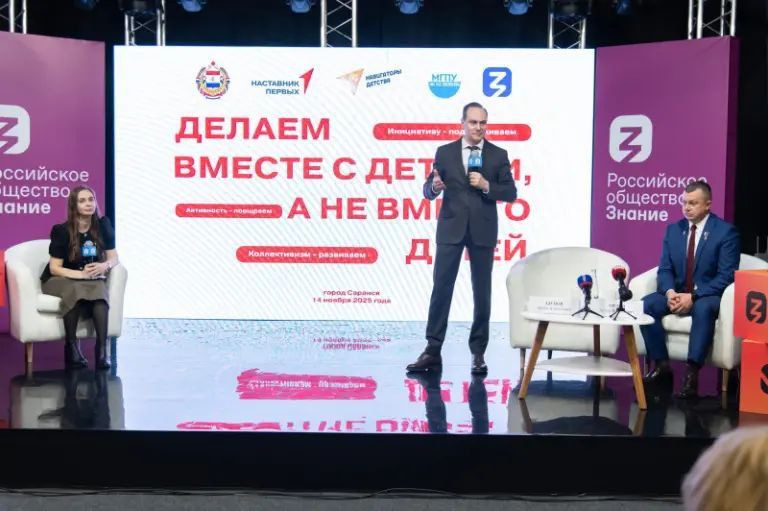 14 ноября Глава республики Артём Здунов и председатель правления «Движения Первых» Артур Орлов в студии Российского общества «Знание» в Саранске провели встречу с наставниками молодежи