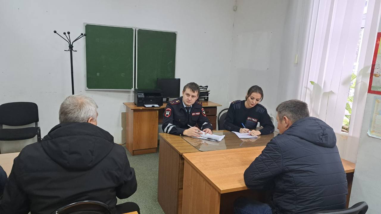 В Ковылкино сотрудники Госавтоинспекции организовали рабочую встречу с представителями дорожных организаций В Ковылкино сотрудники Госавтоинспекции организовали рабочую встречу с представителями дорожных организаций