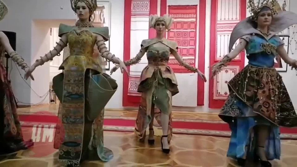 Начинаем утро с музыки и красоты! В Галерее на Советской, 29 открылась экспозиция «Узоры времени», приуроченная к юбилею мастера декоративно-прикладного искусства Людмилы Острась-Демяшкиной