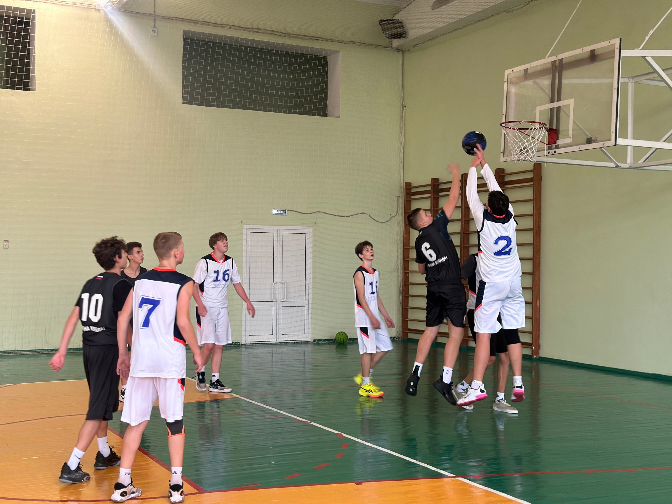 В Саранске состоялись соревнования по баскетболу среди юношей в рамках школьной Спартакиады