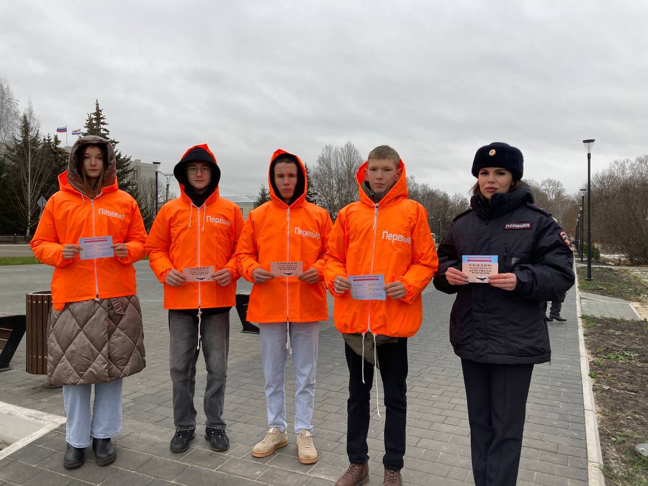 Инспектор по пропаганде безопасности дорожного движения отделения Госавтоинспекции ММО МВД России «Ичалковский» совместно с активистами Российского движения детей и молодежи «Движение первых» в Ичалковском муниципальном...