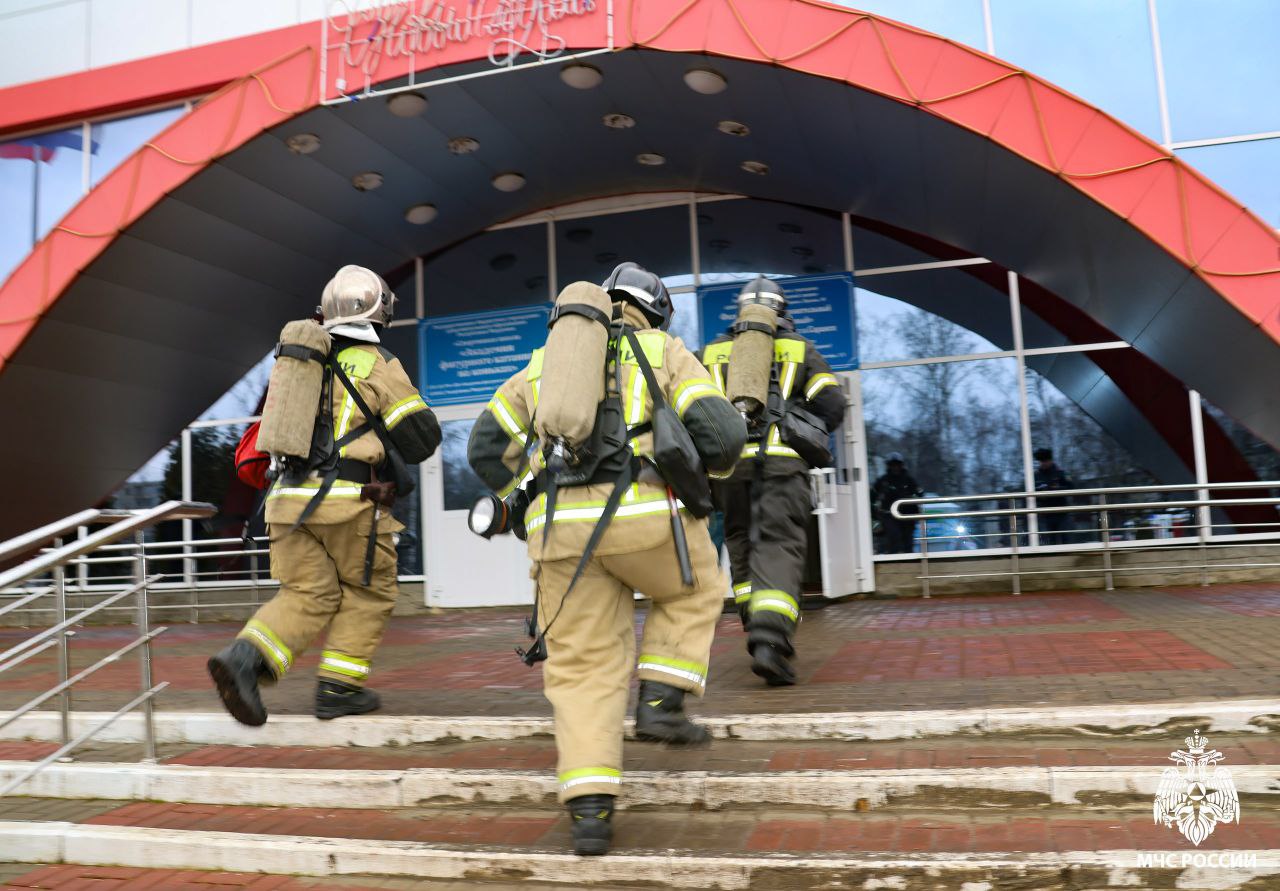 Пожарно-тактические учения на здание Ледовой арены Пожарно-тактические учения на здание Ледовой арены