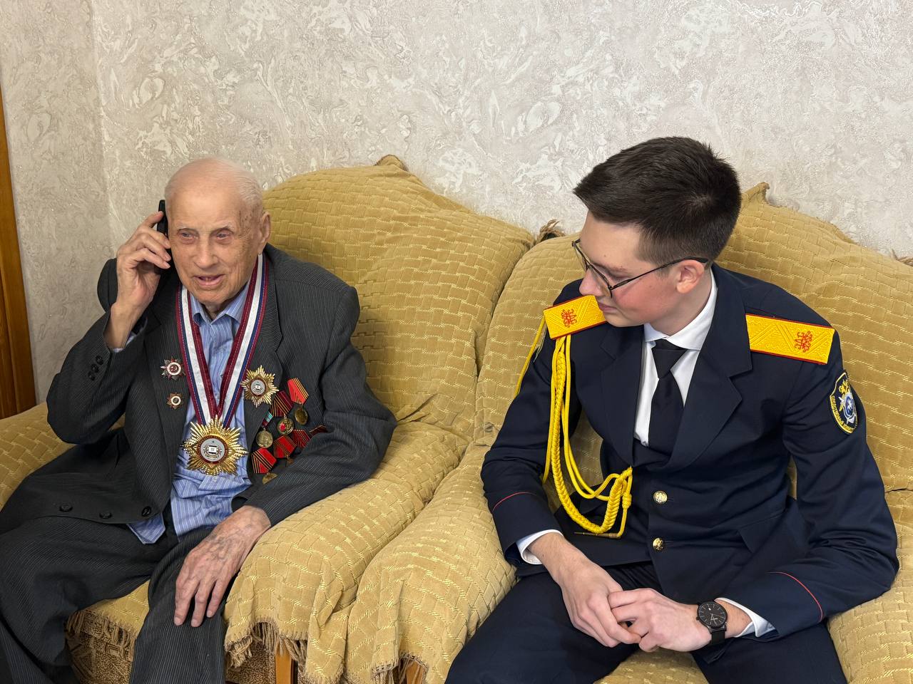 Сотрудники следственного управления поздравили ветерана Великой Отечественной войны со 100-летним юбилеем Сотрудники следственного управления поздравили ветерана Великой Отечественной войны со 100-летним юбилеем