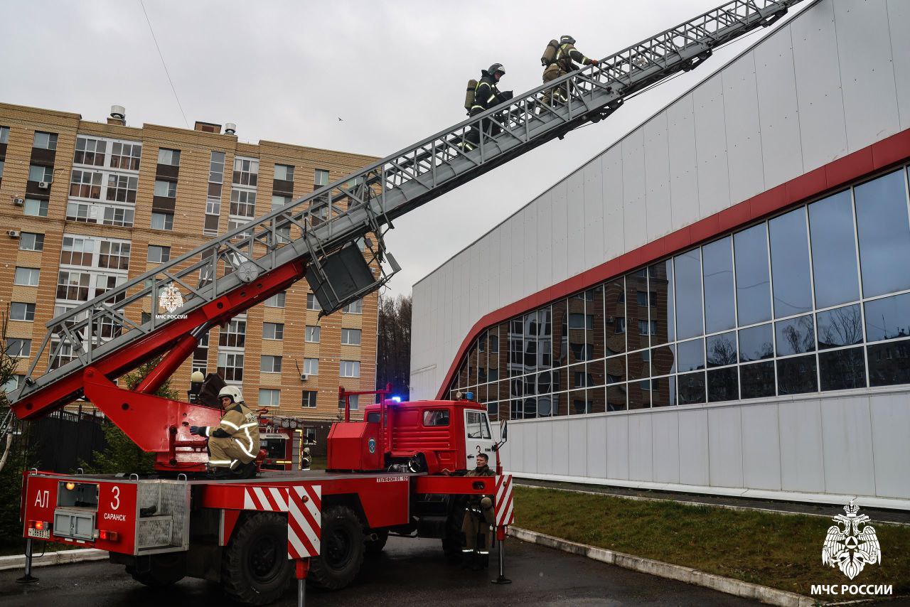 Пожарно-тактические учения на здание Ледовой арены Пожарно-тактические учения на здание Ледовой арены