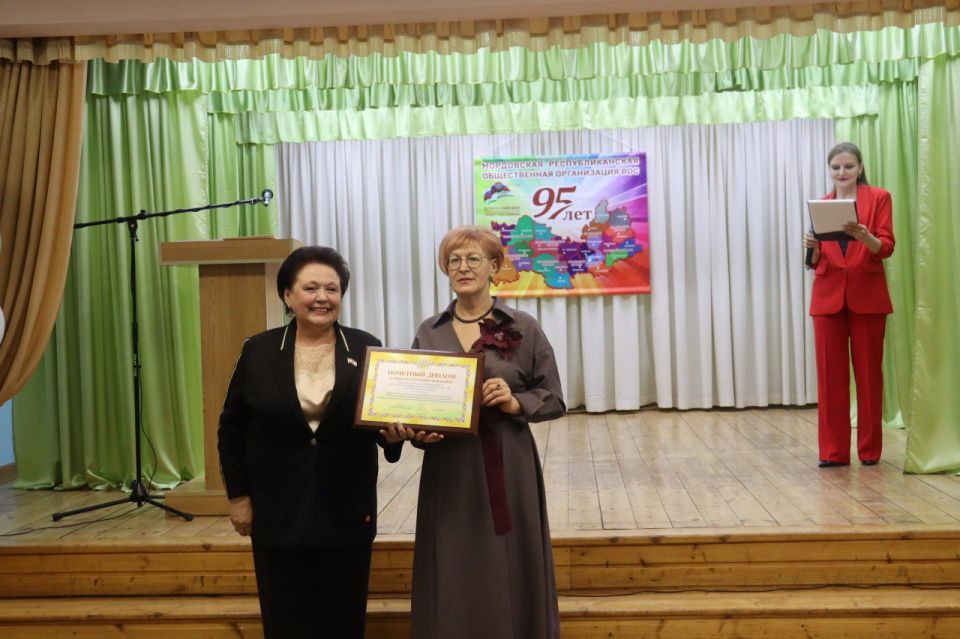 Наталья Долматова вручила награды Госсобрания активистам республиканского Всероссийского общества слепых