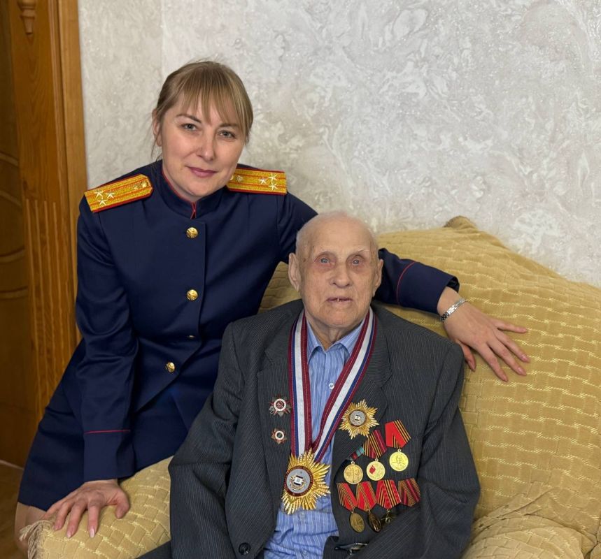 Сотрудники следственного управления поздравили ветерана Великой Отечественной войны со 100-летним юбилеем