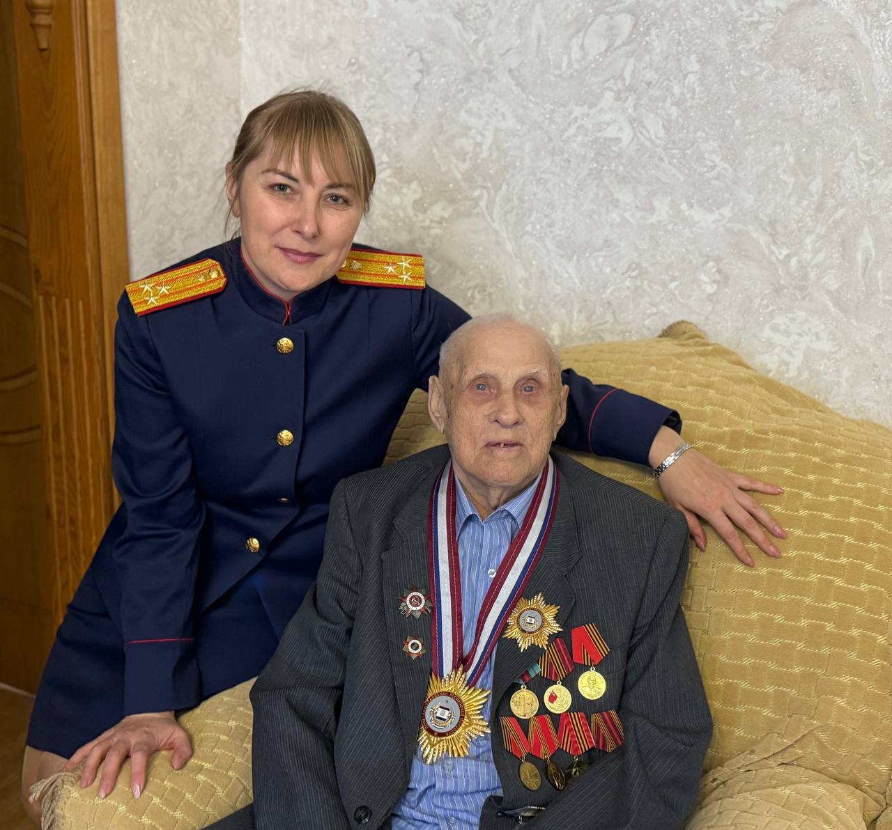 Сотрудники следственного управления поздравили ветерана Великой Отечественной войны со 100-летним юбилеем