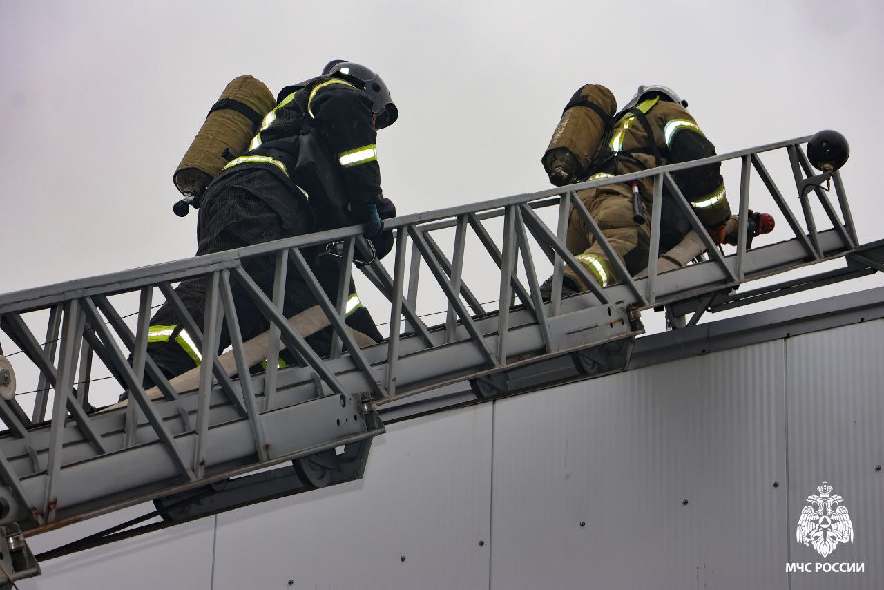 Пожарно-тактические учения на здание Ледовой арены Пожарно-тактические учения на здание Ледовой арены