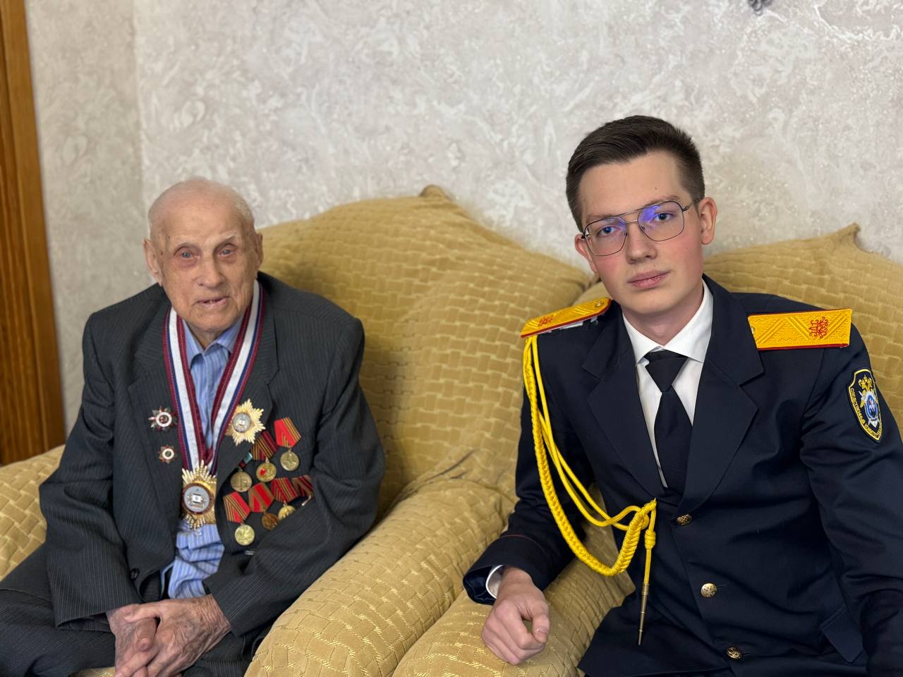 Сотрудники следственного управления поздравили ветерана Великой Отечественной войны со 100-летним юбилеем Сотрудники следственного управления поздравили ветерана Великой Отечественной войны со 100-летним юбилеем