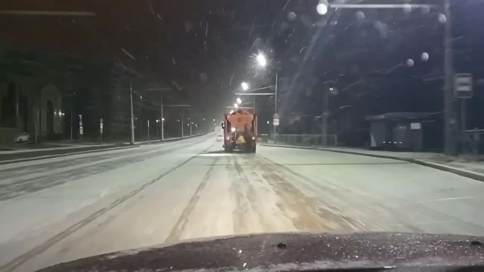 В Саранске ночью 21 ноября 34 единицы специализированной техники выехали на обработку дорог и тротуаров