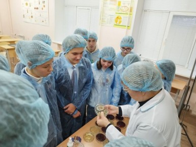 В рамках реализации проекта «Школа-Вуз» обучающиеся Центра образования «Тавла» посетили кафедру иммунологии, микробиологии и вирусологии медицинского института МГУ им. Н.П. Огарева