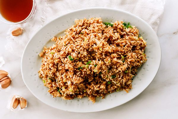 Китайский жареный рис с чесноком: быстрое и ароматное блюдо для уютного вечера