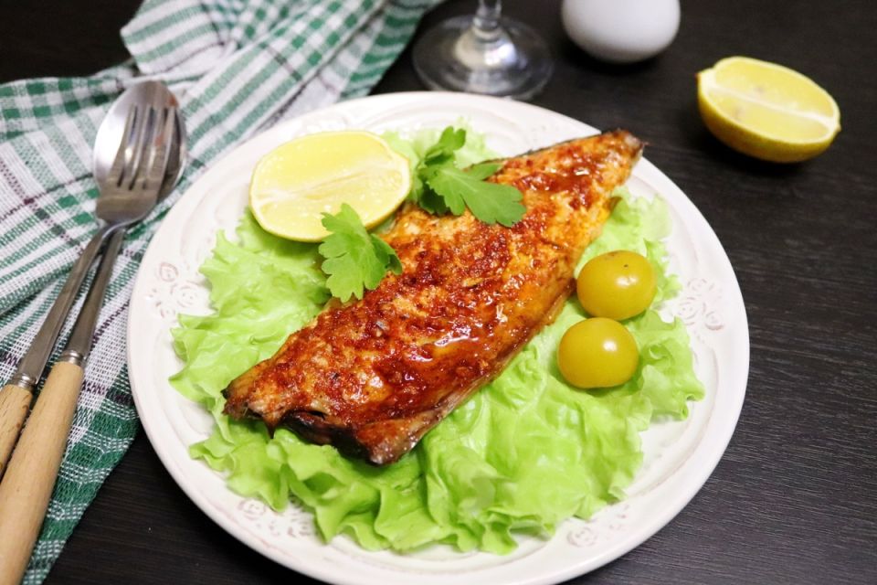Скумбрия с чесноком и паприкой: простота и великолепие блюда