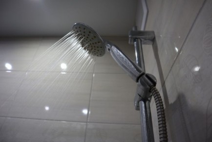 Известковый налет на душевом шланге исчезнет без следа: поможет простая хитрость