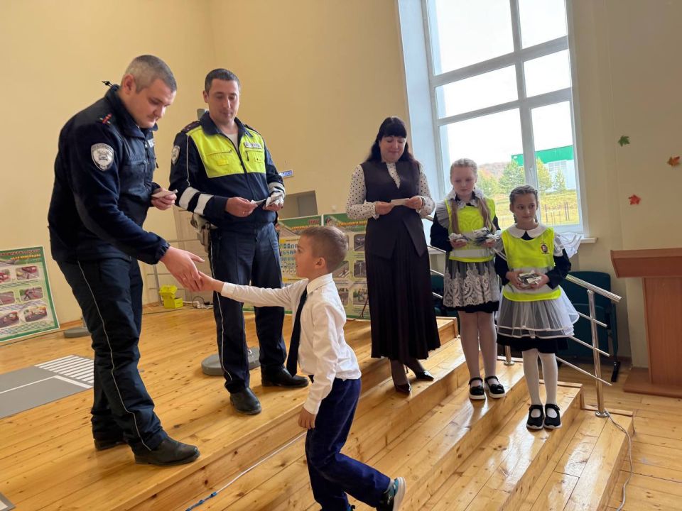 В МОУ "Большеелховская СОШ" Лямбирского района прошло посвящение в пешеходы учащихся начальной школы! В МОУ "Большеелховская СОШ" Лямбирского района прошло посвящение в пешеходы учащихся начальной школы!