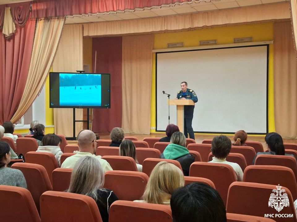 Сотрудник Центра ГИМС МЧС России родителям о безопасности