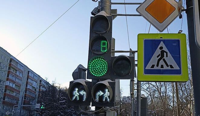 Право поворота направо на светофоре: что стоит знать в 2025 году?