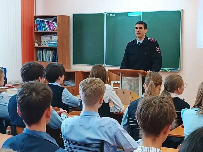 В Мордовии во Всероссийский День правовой помощи детям полицейские и общественники провели для школьников уроки правовых знаний В Мордовии во Всероссийский День правовой помощи детям полицейские и общественники провели для школьников уроки правовых знаний