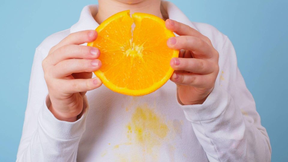 Дорогая химия не потребуется: пятна от фруктов и сока выведите простым средством