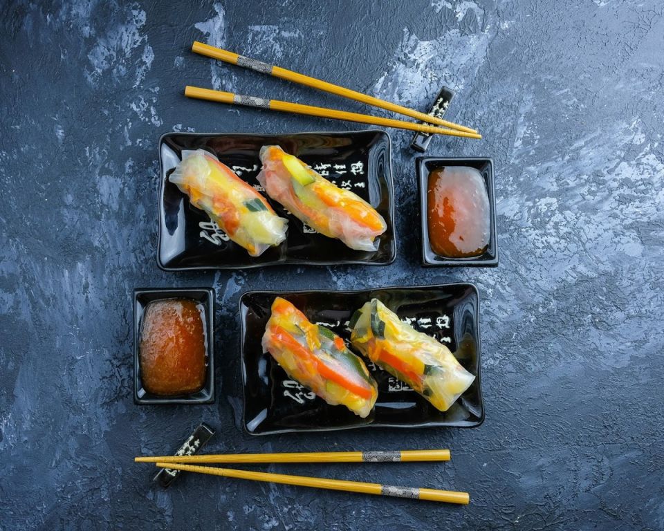 Летний вкус: как приготовить вьетнамские спринг-роллы с овощами