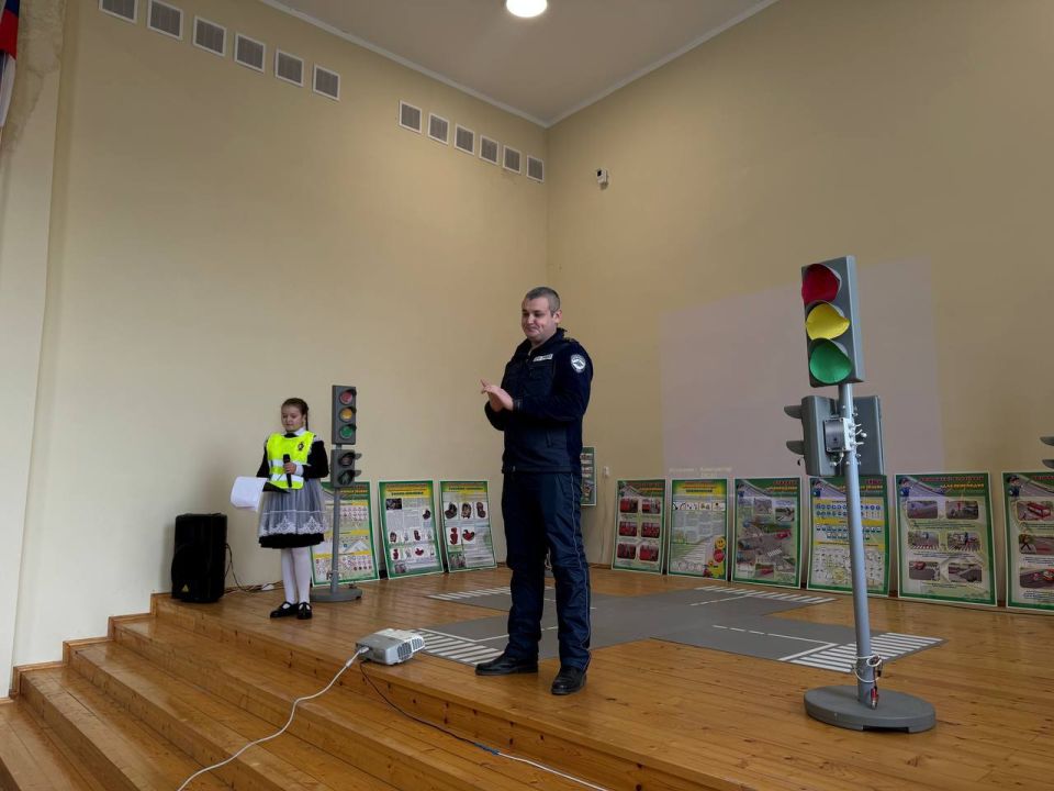 В МОУ "Большеелховская СОШ" Лямбирского района прошло посвящение в пешеходы учащихся начальной школы! В МОУ "Большеелховская СОШ" Лямбирского района прошло посвящение в пешеходы учащихся начальной школы!