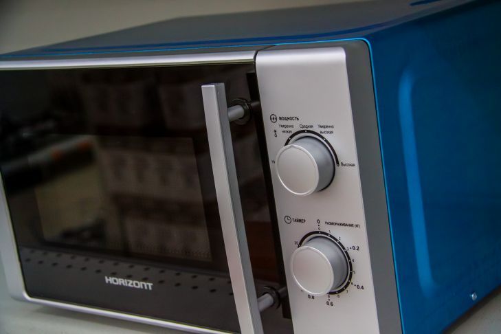 Как избавиться от запаха в микроволновке: секреты свежести известны не всем