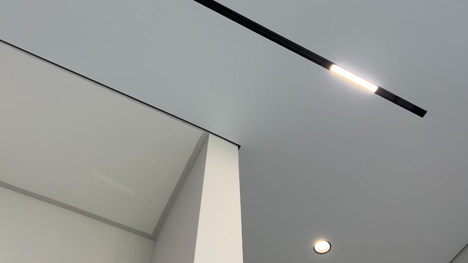 Уход за натяжным потолком: советы для долговечности и красоты