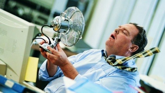 Как бороться с летней жарой в офисе: права работников и действия работодателя