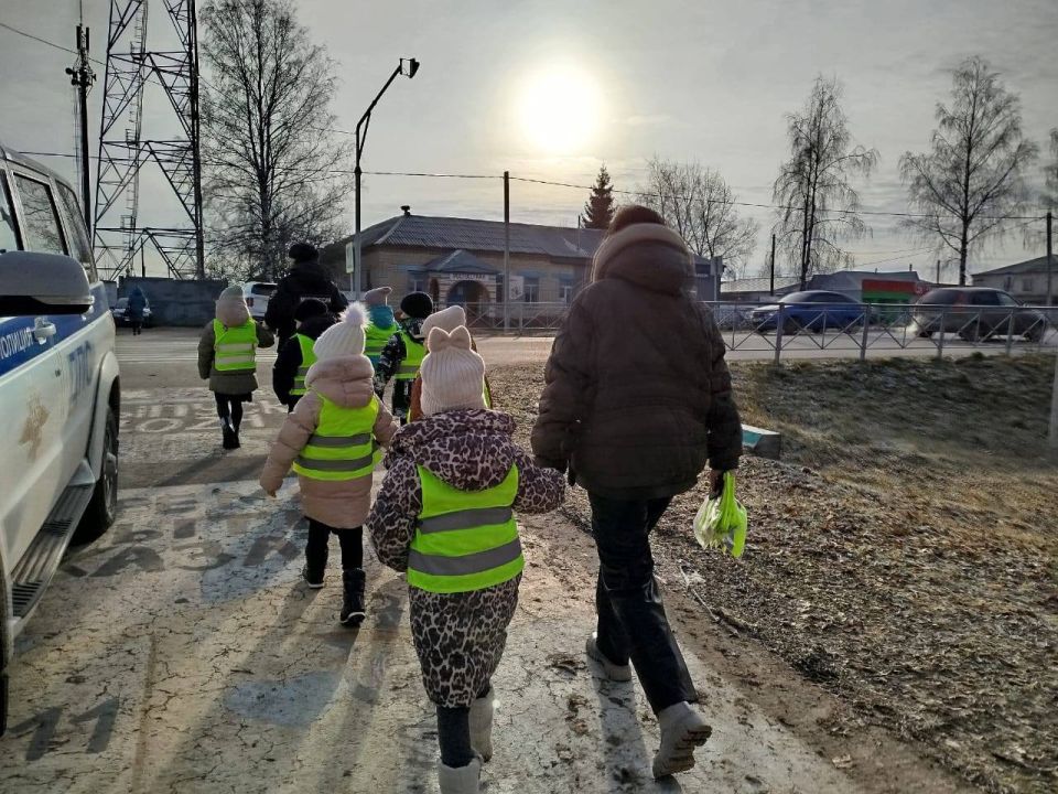 В рамках акции "Засветись", направленной на повышение безопасности юных пешеходов, инспектор по пропаганде безопасности дорожного движения отделения Госавтоинспекции ММО МВД России «Ичалковский» совместно с секретарем... В рамках акции "Засветись", направленной на повышение безопасности юных пешеходов, инспектор по пропаганде безопасности дорожного движения отделения Госавтоинспекции ММО МВД России «Ичалковский» совместно с секретарем...