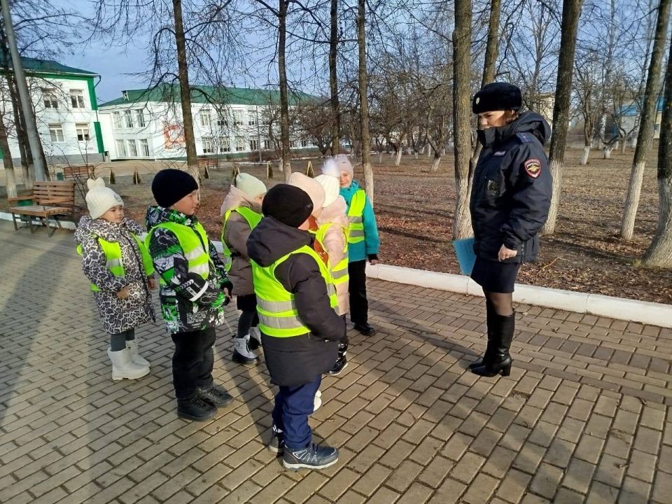 В рамках акции "Засветись", направленной на повышение безопасности юных пешеходов, инспектор по пропаганде безопасности дорожного движения отделения Госавтоинспекции ММО МВД России «Ичалковский» совместно с секретарем... В рамках акции "Засветись", направленной на повышение безопасности юных пешеходов, инспектор по пропаганде безопасности дорожного движения отделения Госавтоинспекции ММО МВД России «Ичалковский» совместно с секретарем...