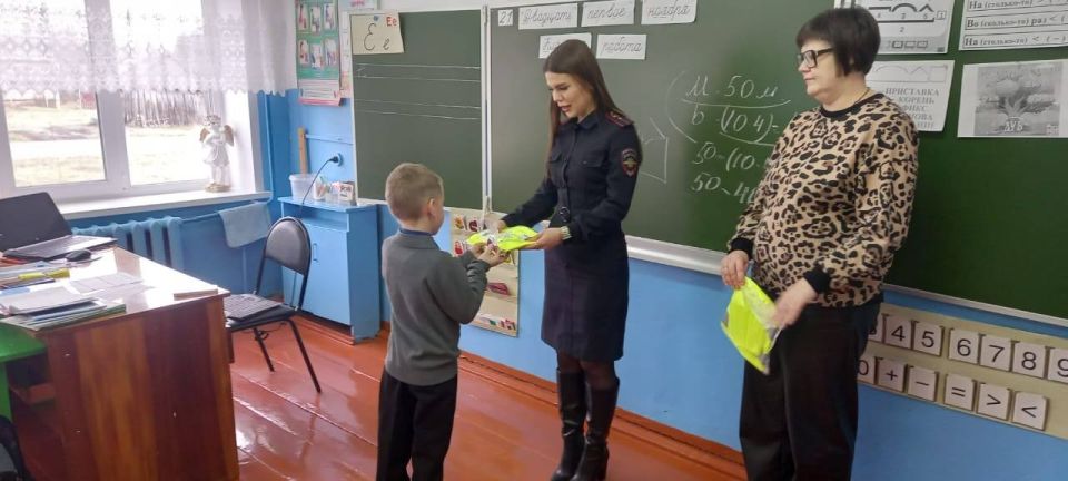 В рамках акции "Засветись", направленной на повышение безопасности юных пешеходов, инспектор по пропаганде безопасности дорожного движения отделения Госавтоинспекции ММО МВД России «Ичалковский» совместно с секретарем...