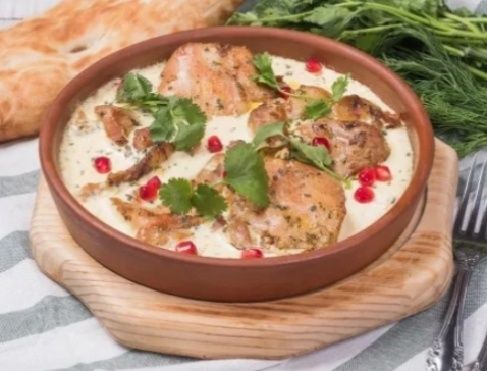 Цыплёнок Чикмерули: грузинская классика с чесночным акцентом